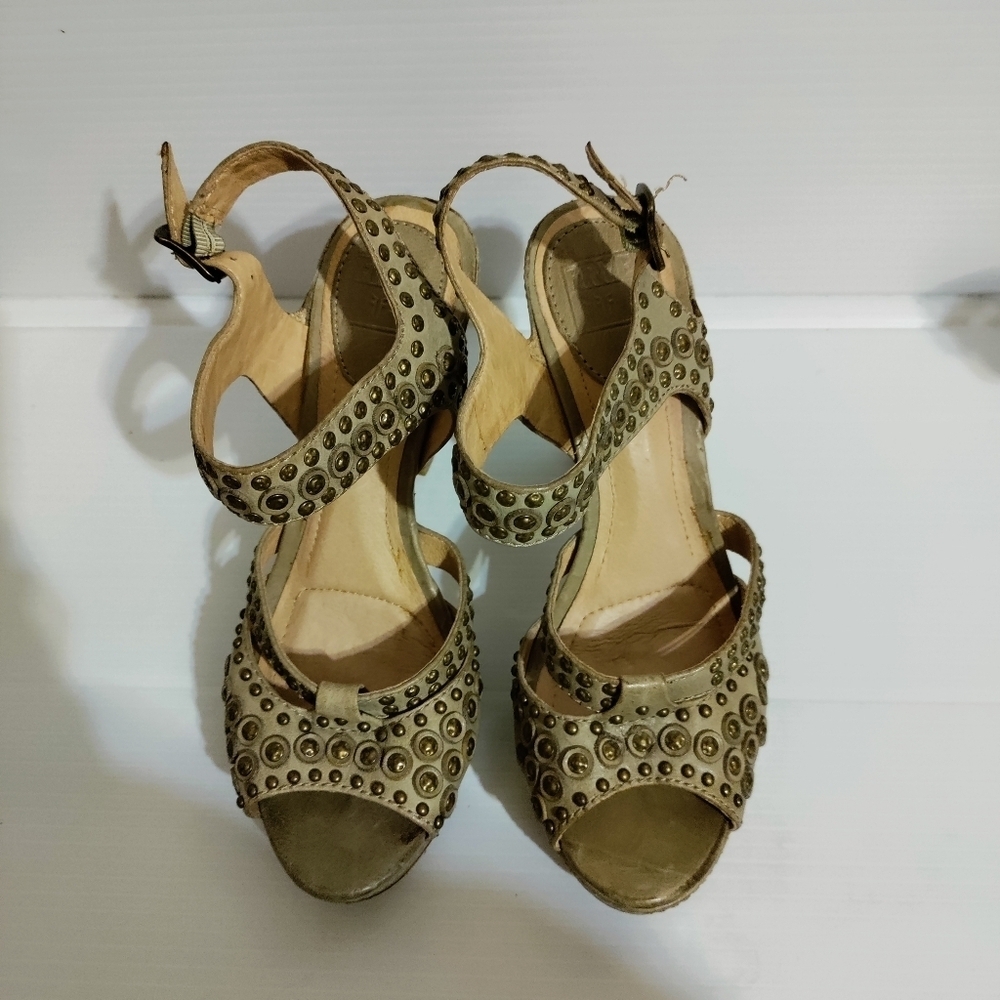 Frye Samantha Disc ankle Seam Peep Toe Heels Platform studded Sandals beige 7M